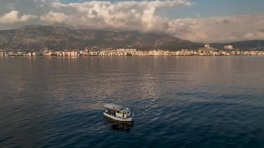 Akdeniz 'de yelken açan geleneksel bir balıkçı teknesinin sinema manzarası