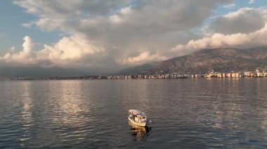 Akdeniz 'de yelken açan geleneksel bir balıkçı teknesinin sinema manzarası