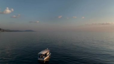 Akdeniz 'de yelken açan geleneksel bir balıkçı teknesinin sinema manzarası