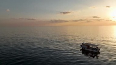 Akdeniz 'de yelken açan geleneksel bir balıkçı teknesinin sinema manzarası
