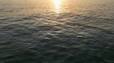 Gün batımında güneş ışınlarının yansıması, İHA 'da pürüzsüz uçuş, iyi bir arka plan görüntüsü
