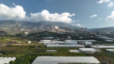Haşmetli bir manzara, Türkiye 'nin yuvarlak tepeleri ve dolambaçlı yolları üzerinde uçuyor. Güzellik dünyası.