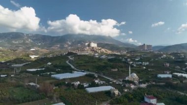 Ufuktaki çiftlik arazilerinde İHA uçurmak güzel bir dağ silsilesidir.