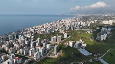 Uçsuz bucaksız panorama deniz manzaralı cadde boyunca oteller uzanıyor.