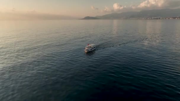 Білий Маленький Моторний Човен Плаває Глибокій Блакитній Воді Відстежуючи Повітряний — стокове відео