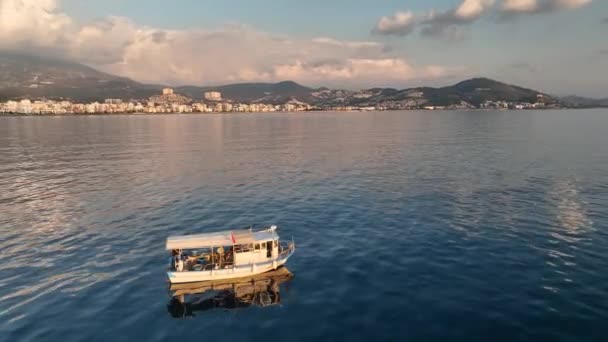 Apă Perfectă Oglindă Limpede Fundalul Panoramei Orașului Apusul Soarelui Pescuit — Videoclip de stoc