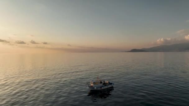 Nanılmaz Manzara Okyanusun Dalgaları Mavi Günbatımlarıyla Işıldıyor — Stok video