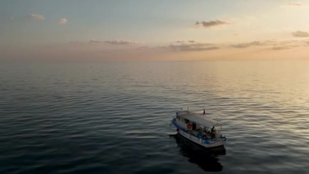 漁具を準備するために 漁師は水平線を注意深く見ます — ストック動画