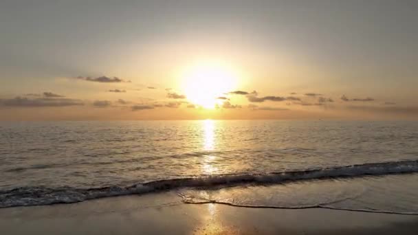 Západ Slunce Nad Mořem Hladký Let Námořní Koncept Dovolená Moři — Stock video