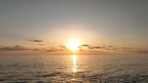 Napsugarak Csillognak Folyó Óceán Tenger Békésen Folyó Vizében Fénylő Kis — Stock videók