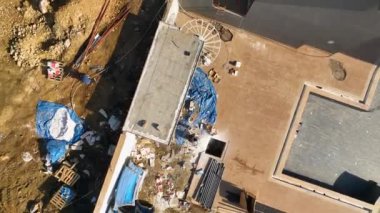Tamamlama aşamasındaki yeni yerleşim yeri hava görüntüsü etrafında pürüzsüz uçuş
