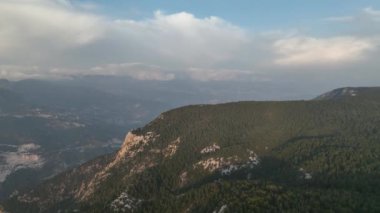 Türkiye 'nin arka planında yer alan sisli peyzaj dağları heybetlidir. 4K Hava Görüntüsü