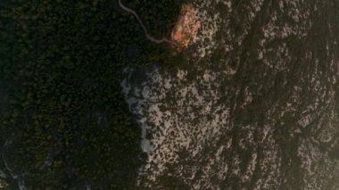 Sonbahar dağlarında güneşin doğuşunda destansı bir uçuş. Yeşil sonbahar ağaçları,