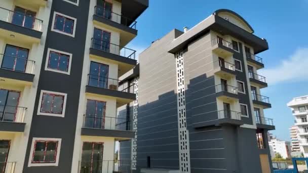 Gebäude Mit Fenstern Und Großen Balkonen Kamera Ragt Empor — Stockvideo