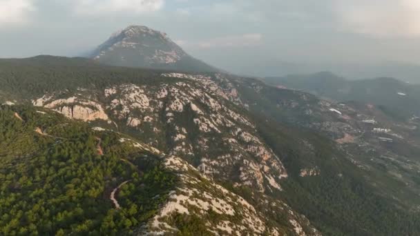Drone Volando Sobre Hermosa Cresta Montaña Bosque Selva Rural — Vídeos de Stock