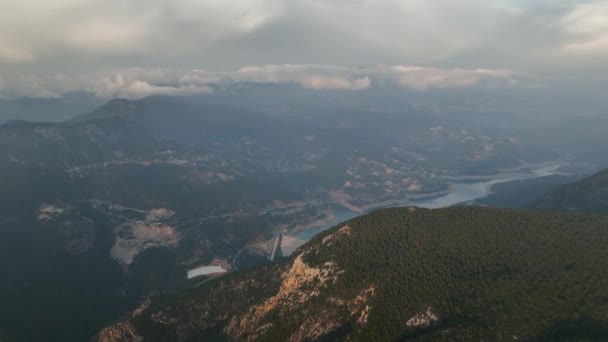 Θέα Στη Λίμνη Ανάμεσα Στο Ορεινό Δάσος Πάνω Από Κρυστάλλινα — Αρχείο Βίντεο