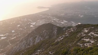 İnsansız hava aracı, kırsal orman ormanlarında, güzel dağ sırtı üzerinde uçuyor..