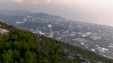 4k Aerial View Drone Görüntüsü: Türkiye 'de tatil kampı bulunan yeşil çayır üzerinde uçuş