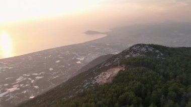 İnsansız hava aracı, kırsal orman ormanlarında, güzel dağ sırtı üzerinde uçuyor..