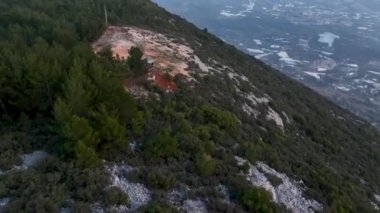 4k Aerial View Drone Görüntüsü: Türkiye 'de tatil kampı bulunan yeşil çayır üzerinde uçuş