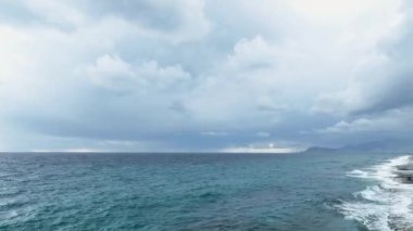 Suyun altında kum yığını. Denizde küçük dalgalar. Sinema robotu harika bir arkaplan çekti.