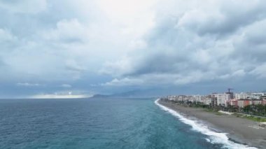 Deniz kenarında güzel bir şehrin arka planına karşı yumuşak bir drone uçuşu