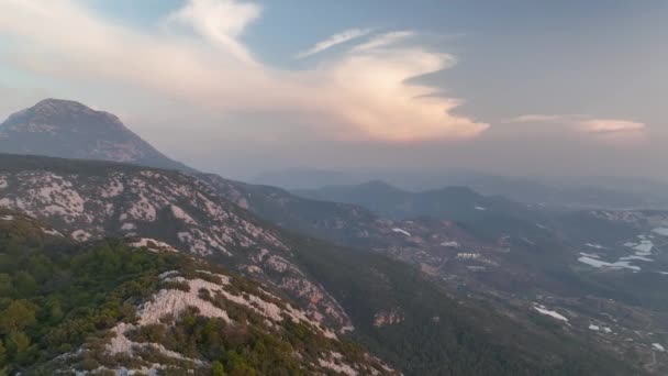 Drone Survolant Une Magnifique Crête Montagne Dans Une Forêt Jungle — Video