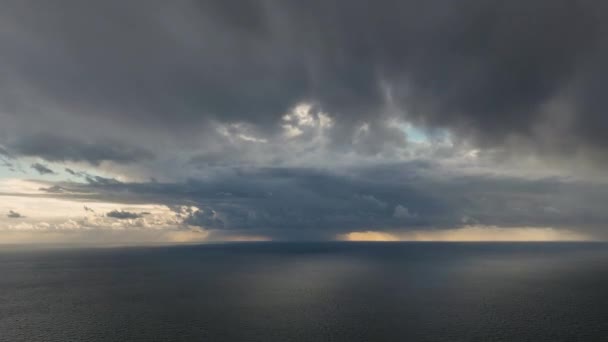 Dramatisk Solnedgång Över Havet Solarna Strålar Bryter Igenom Molnen Timelapse — Stockvideo