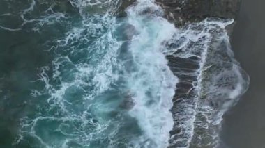 Mavi gök mavisi turkuaz deniz suyu dokusunun yüksek irtifasından aşağı havadan görünüşü. Kamera suyun üzerinde uçuyor, su yüzeyini görüyor..