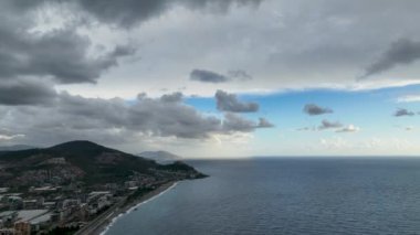 Kışın güzel deniz kara bulutlar ve İHA 'dan mavi gökyüzü görüntüleri