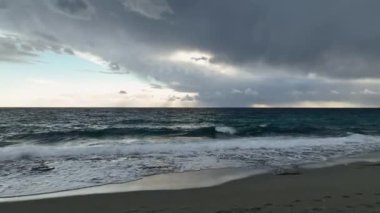 Kışın güzel deniz kara bulutlar ve İHA 'dan mavi gökyüzü görüntüleri