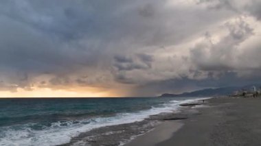 Mavi deniz ve köpüklü suyun hava görüntüleri. Yüksek açılı görüş. Temiz su güneş ışınlarını yansıtır..