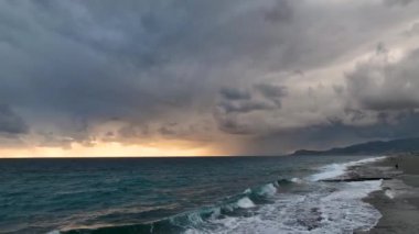 Soyut hava doğası yaz okyanusu gün batımı deniz ve gökyüzü arka planı. Tatil, seyahat ve tatil konsepti.