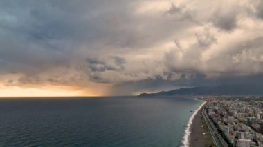 Türkiye 'nin Alanya kenti, kışın Akdeniz kıyısında dalgalar.