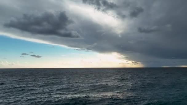 青い空に美しい白い雲と完璧な深い青い海の上の叙事詩の飛行 — ストック動画