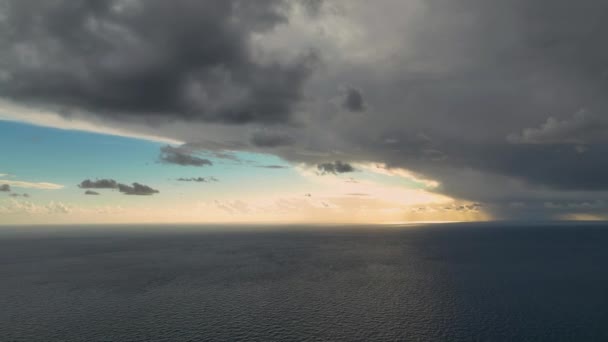 完璧な穏やかな海の映画的な青の深さ 美しい穏やかな海 夜空の背景 — ストック動画