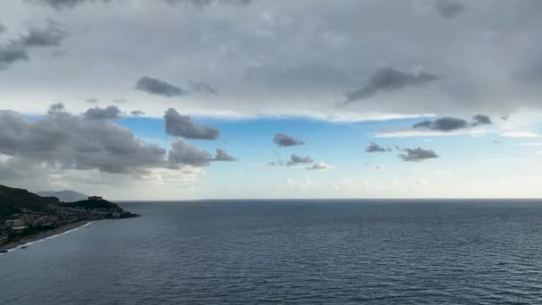 Mooie Zee Het Winterseizoen Donkere Wolken Blauwe Lucht Beelden Van — Stockvideo