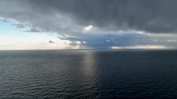 Voo Cinematográfico Épico Sobre Incrível Mar Azul Profundo Com Nuvens — Vídeo de Stock