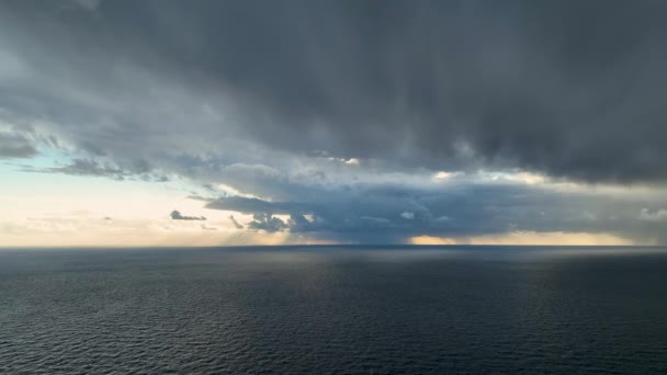 美しい自然背景ターコイズブルーの水と大きな波の空中ビューを持つトルコの海辺のビーチ — ストック動画