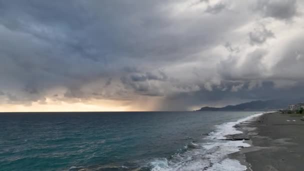 Nuvens Cinematográficas Céu Ondulações Superfície Água Mar Pôr Sol Verão — Vídeo de Stock