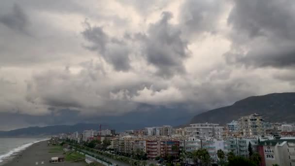 Een Dramatische Bewolkte Dag Tijdens Het Gouden Uur Voor Zonsondergang — Stockvideo