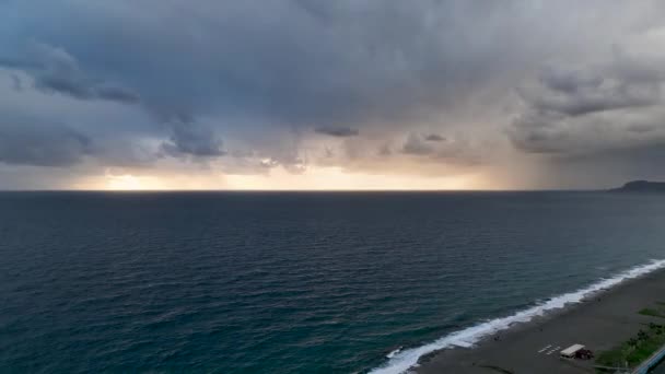 Deniz Suyu Sabah Güneşinin Parlak Işığının Yansımasıdır Okyanus Dalgası Tropikal — Stok video