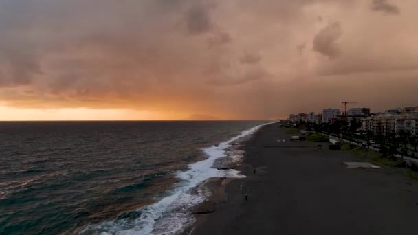 橙色的天空和日落笼罩在平静的灰色海或大海的波浪之上 连续的 禅式的 电影场景 慢动作视频 — 图库视频影像