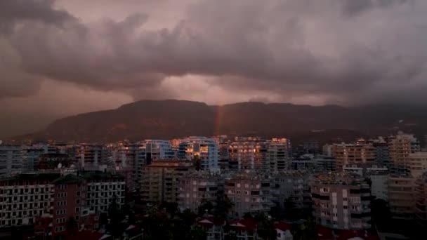 Filmato Aereo Bellissimo Arcobaleno Tra Nuvole Rossastre Filmati Alta Qualità — Video Stock