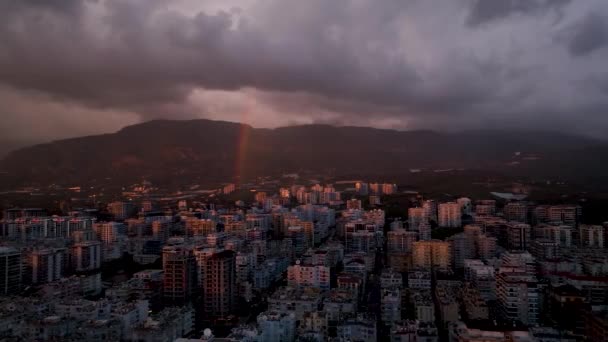 Bioscoopzicht Heldere Regenboog Lucht Boven Stad Grote Kleurrijke Regenboog Huizen — Stockvideo