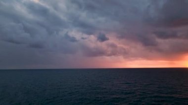 Güneş ışığındaki kara bulutlar gökyüzünde hareket ediyor. Dünya atmosferinde. Buhar buharlaştırma ürünleri, bulutlar. Ruhun rahatlaması, ezoterik bilgi.