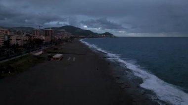 Sahil kenti Alanya 'da, parlak elektrik ışıkları ve büyük lüks oteller var.