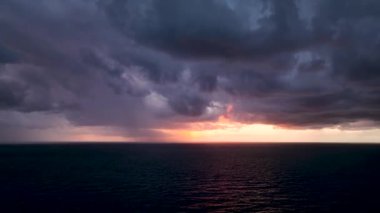 Güneş ışığındaki kara bulutlar gökyüzünde hareket ediyor. Dünya atmosferinde. Buhar buharlaştırma ürünleri, bulutlar. Ruhun rahatlaması, ezoterik bilgi.