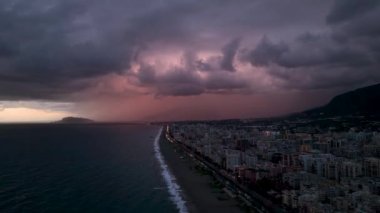 Sahil kenti Alanya 'da, parlak elektrik ışıkları ve büyük lüks oteller var.