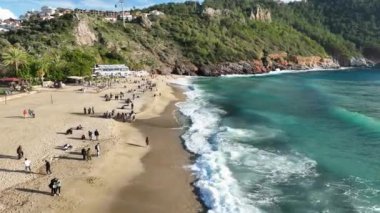 Kumsaldaki ve gök mavisi denizdeki İHA 'nın üst görüntüsü. Seyahat ve rahatlama videosu